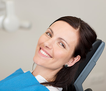 Smilling lady sitting on the dentist chair