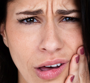 Dental Emergency Chicago - Woman with toothache
