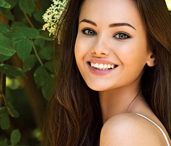 Patient in Phoenix asks, “Am I a candidate for dental veneers?”