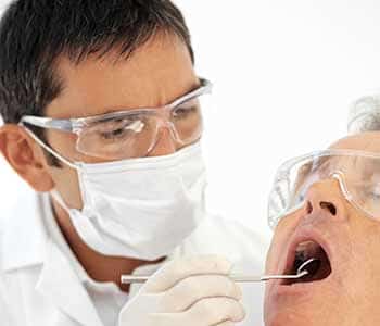 Dentist in Phoenix (85018) explains the symptoms of gum disease