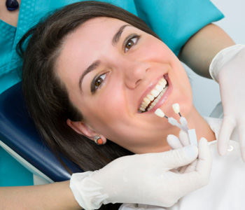Dentist in Knoxville describes the veneers process